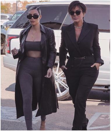 Kim Kardashian luciendo su abrigo de pie color negro. 