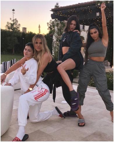 Las hermanas Kardashian posando en ropa deportiva.