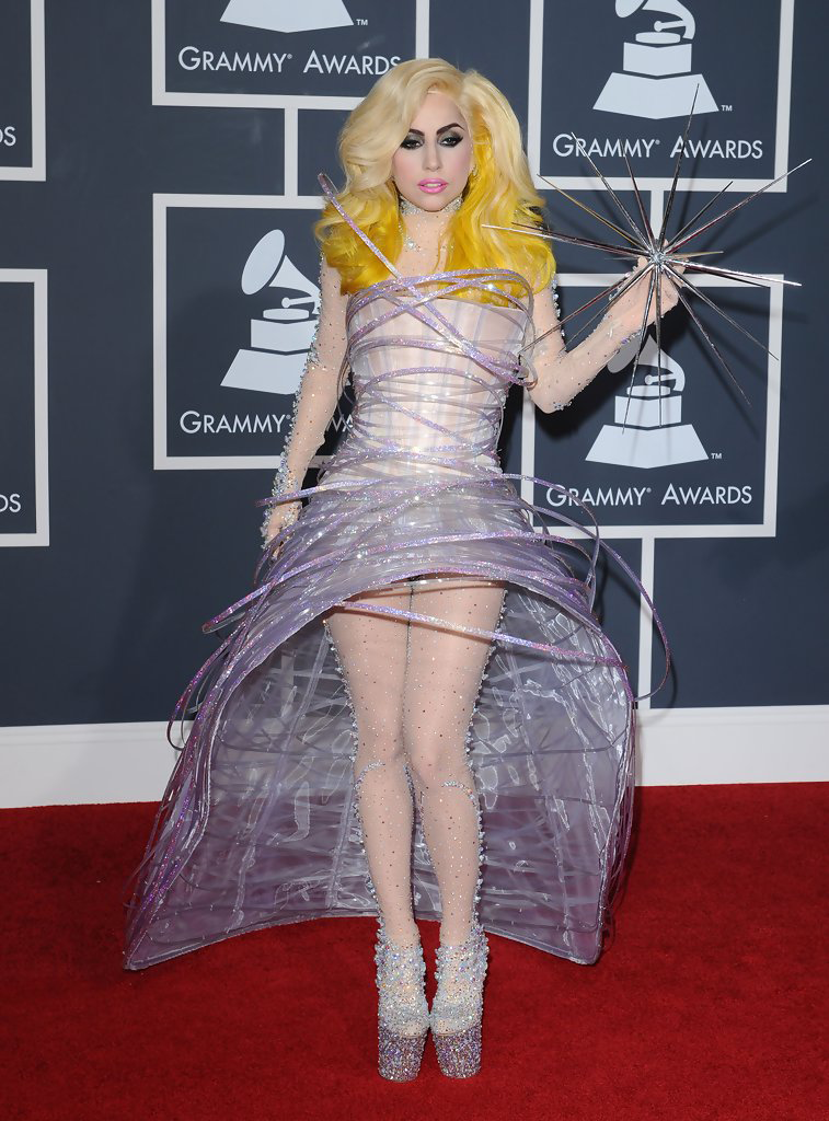 Lady Gaga Fuera de Orbita en los Premios Grammy 2010