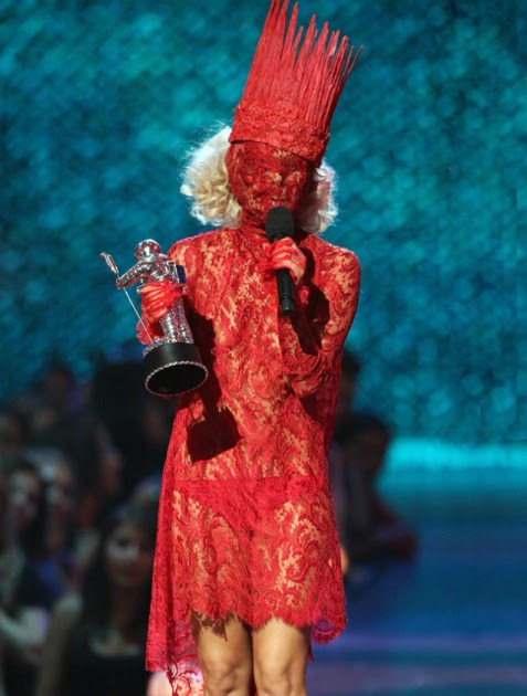 El vestido de encaje rojo de Lady Gaga.