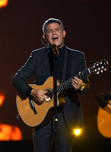 Alejandro Sanz rinde homenaje a Juanes en los Latin Grammy 2019. 