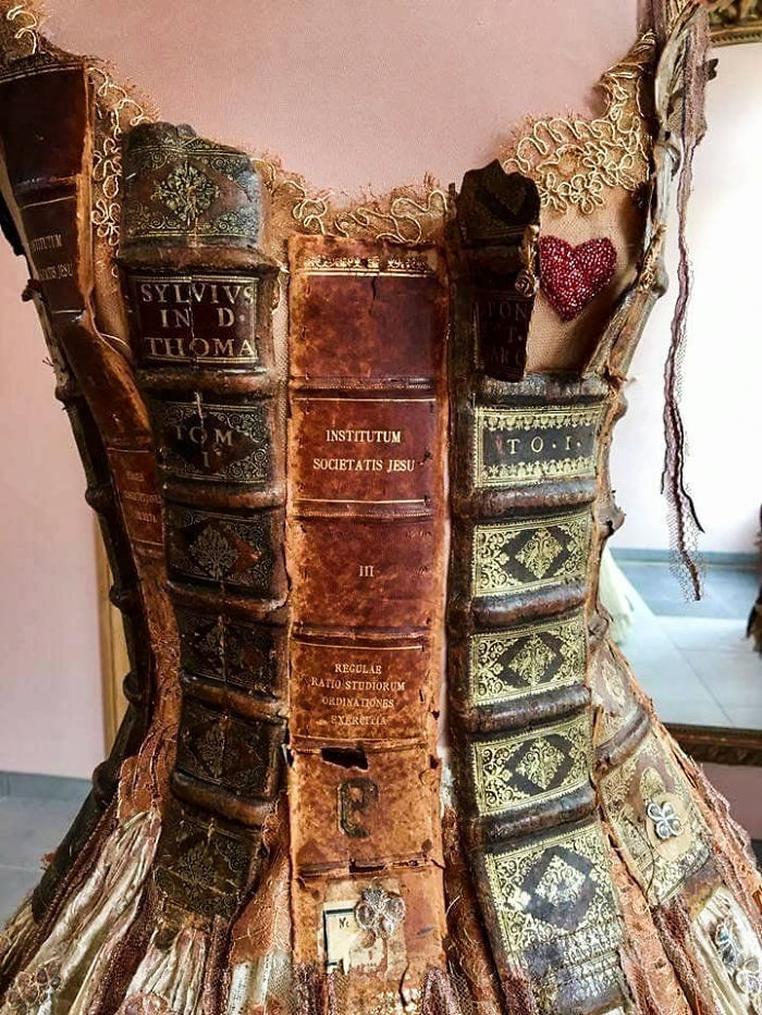 Vestido hecho con libros