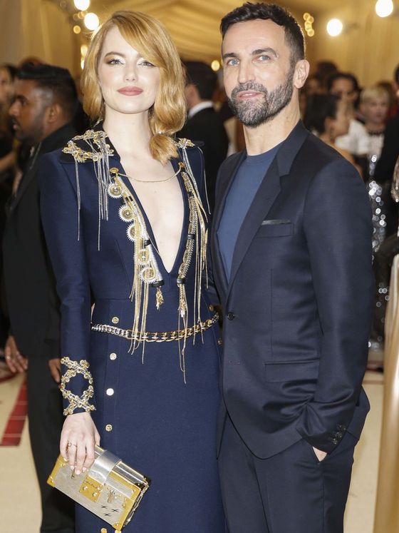  Emma Stone, con Nicolas Ghesquière en la Met Gala del 2018.
