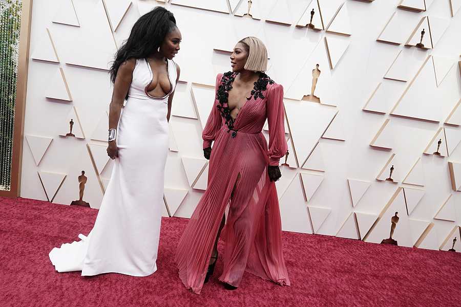 Serena Williams y Venus Williams presentaron un estilo serio en la alfombra roja de los Oscar 2022