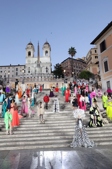 Valentino tiñó de colores la Plaza de España de Roma