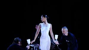 Bella Hadid cautivó con un vestido creado con aerosol (made in Spain)