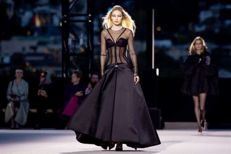 Gigi Hadid en el desfile de otoño/invierno 2023 de Versace