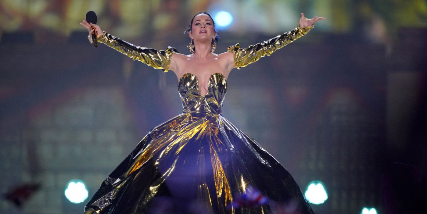 Katy Perry aparece con un espectacular vestido metalizado en el concierto de coronación de Carlos III