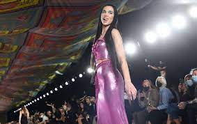 Dua Lipa debuta como modelo en el desfile de Versace