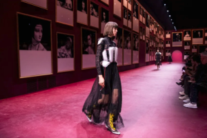 La moda futurista de Dior desfila en la Semana de la Moda de París