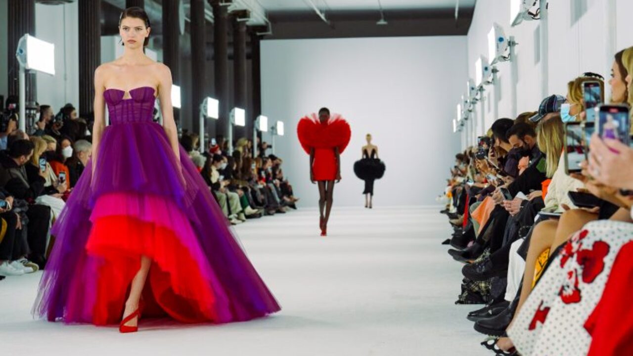 La colección otoño/invierno 2022 de Herrera presenta a una mujer colorida en New York Fashion Week - Maria Carolina Chapellín de Mirabal
