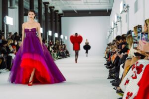 La colección otoño/invierno 2022 de Carolina Herrera presenta a una mujer colorida en New York Fashion Week