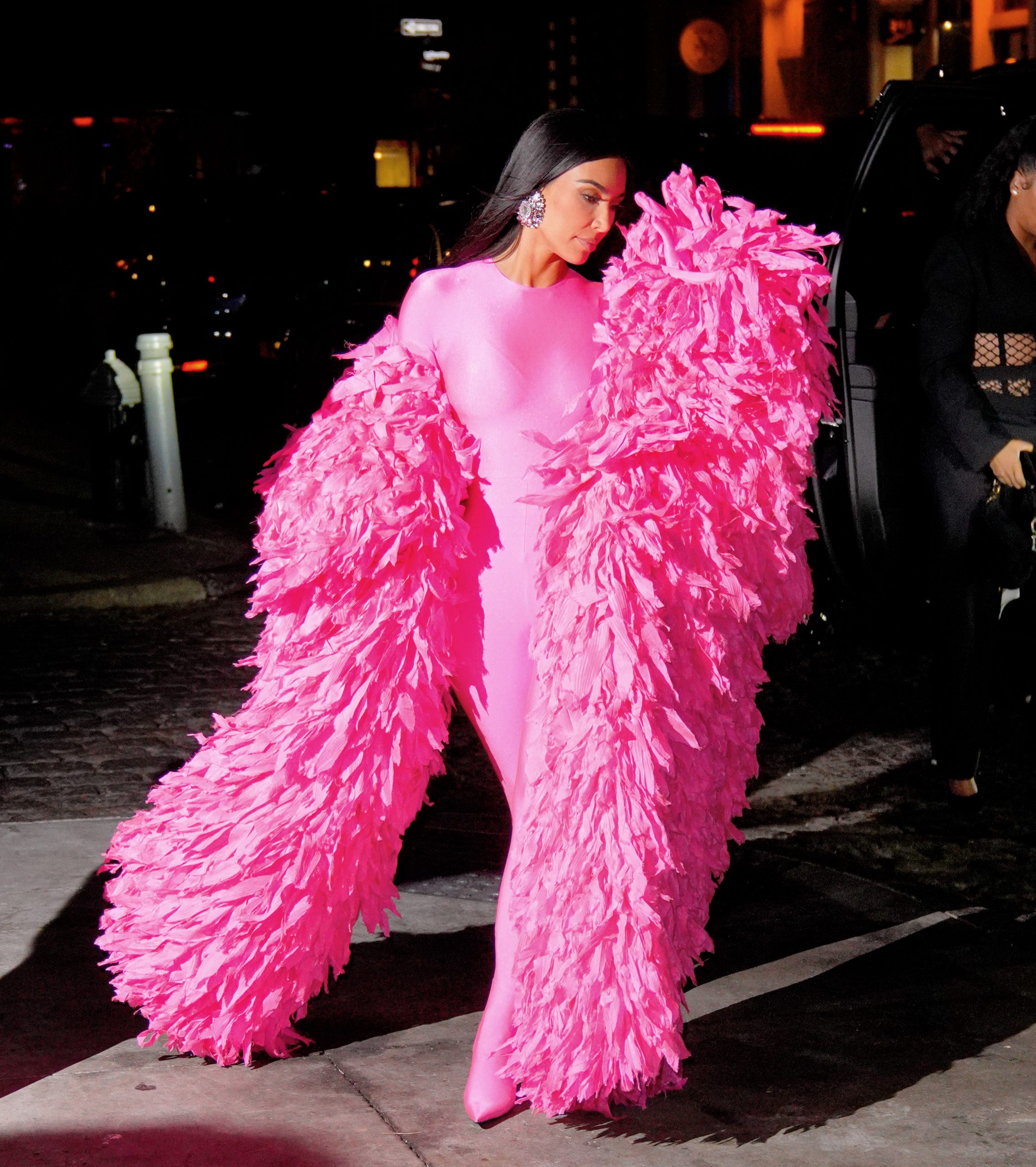 Kim Kardashian en una pantabota de Balenciaga