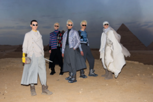 El desfile masculino Pre-Fall 2023 de Dior se inspira en las pirámides de Egipto y las estrellas.