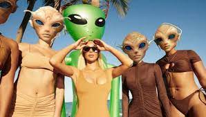 Kim Kardashian presenta su nueva campaña de Skims con modelos extraterrestres