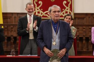 El poeta Rafael Cadenas es galardonado con el premio Cervantes