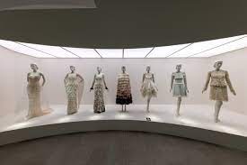 La historia detrás del diseño de exhibición de Tadao Ando para ‘Karl Lagerfeld: A Line of Beauty’